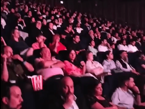 תופעה חריגה: עשרות חרדים מילאו אולם קולנוע שלם - זו הסיבה