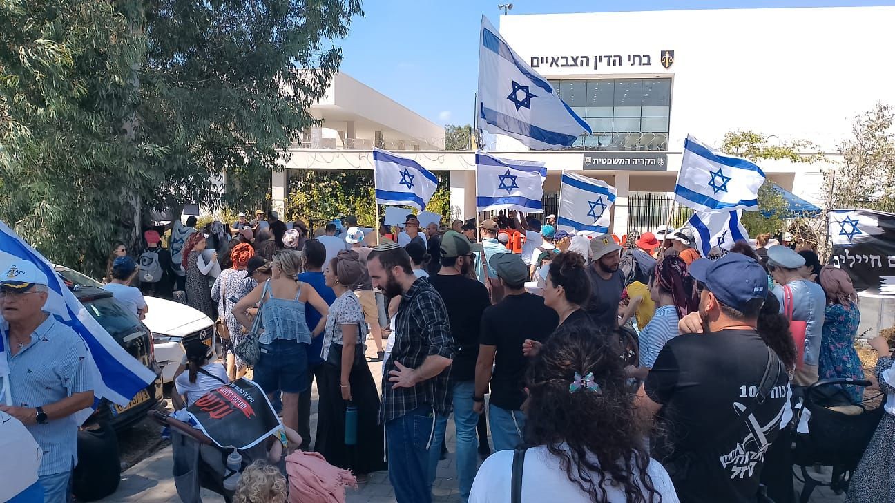 השיר המיוחד שהקדיש אריאל זילבר לחיילים והעקיצה לפרקליטות