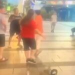 תיעוד מביש: מפגינה תלשה את כיסוי הראש של חברת המועצה הדתיה