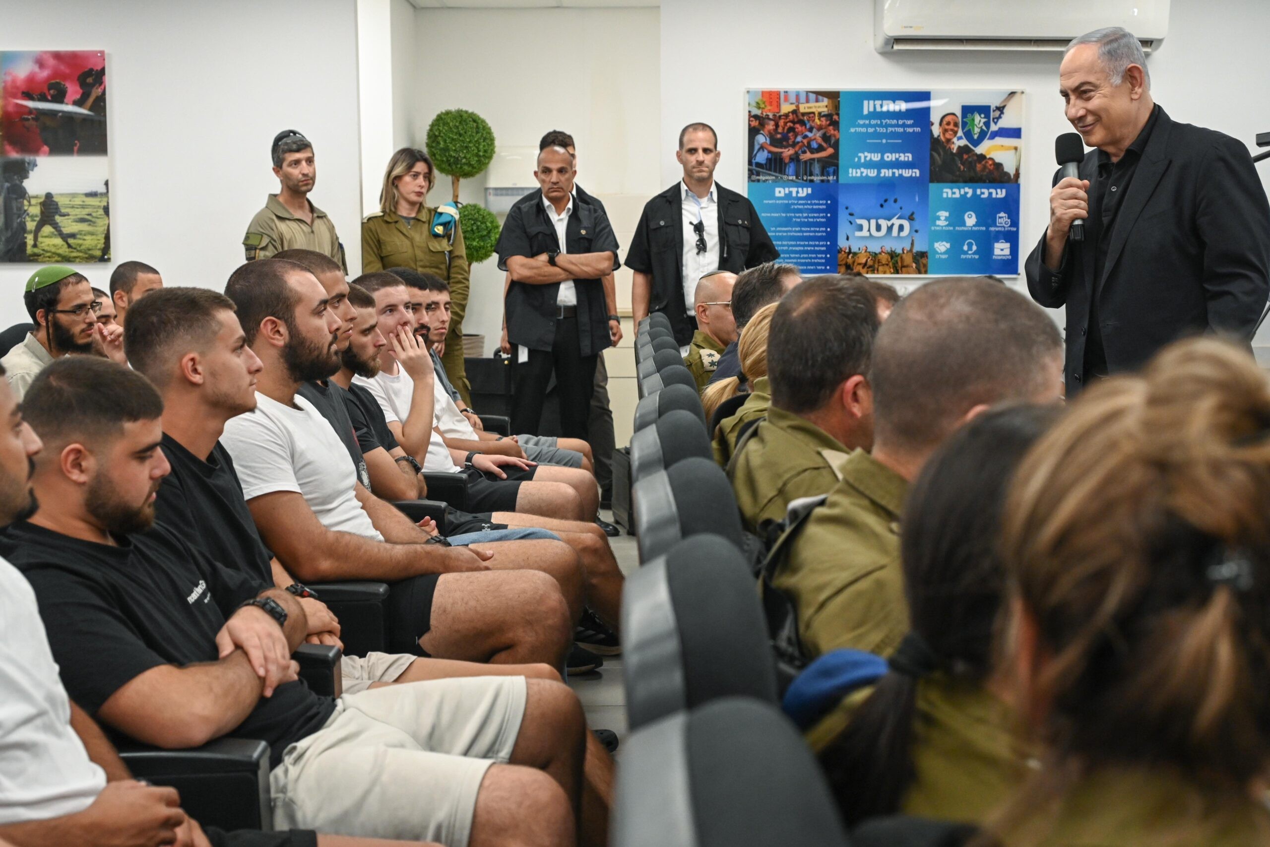 נתניהו למתגייסים בתל השומר: ניתן לחיילים גיבוי בכל צעד ושעל