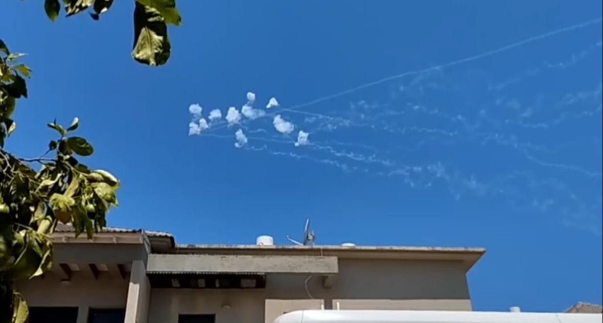 עשרות רקטות שוגרו לקריית שמונה, רקטת בורקאן נפלה בעיר