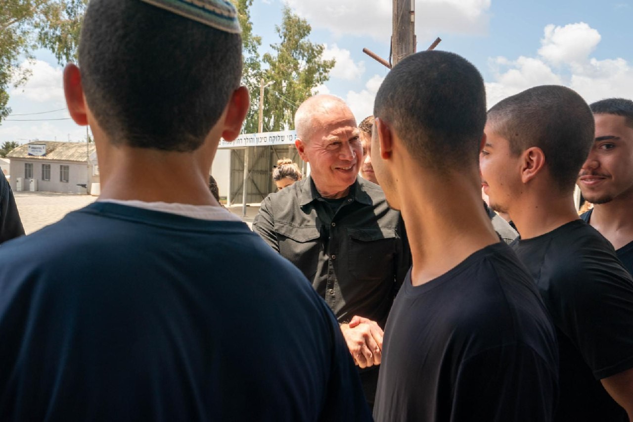 שר הביטחון גלנט בתל השומר | צילום: אריאל חרמוני, משרד הביטחון