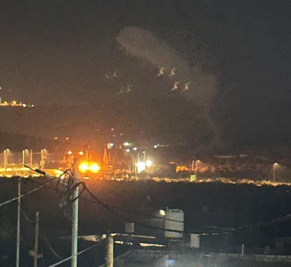 פיצוץ מטען חבלה על אוטובוס בגוש עציון | צילום: רשתות ערביות