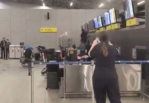 שבר את הדלפק עם פטיש: הונה בכרטיס טיסה - והחל להתפרע במקום
