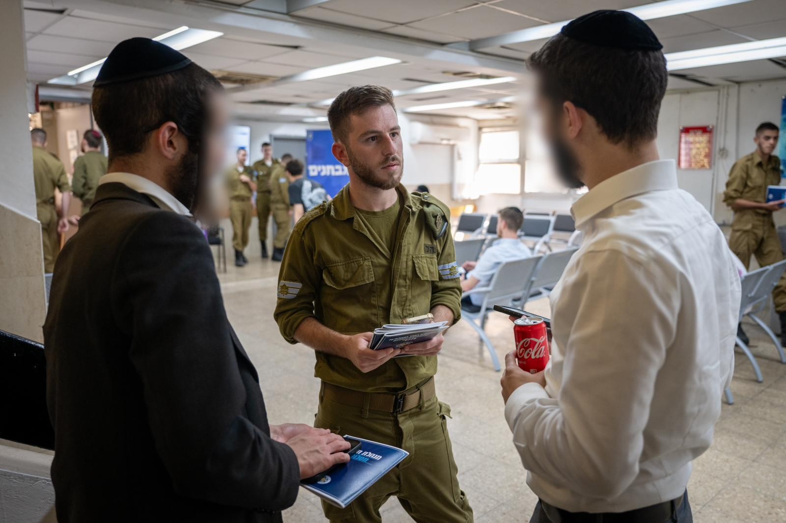 צעירים חרדים בלשכת הגיוס תל השומר, למצולמים אין קשר לנאמר בכתבה | צילום: דובר צה"ל