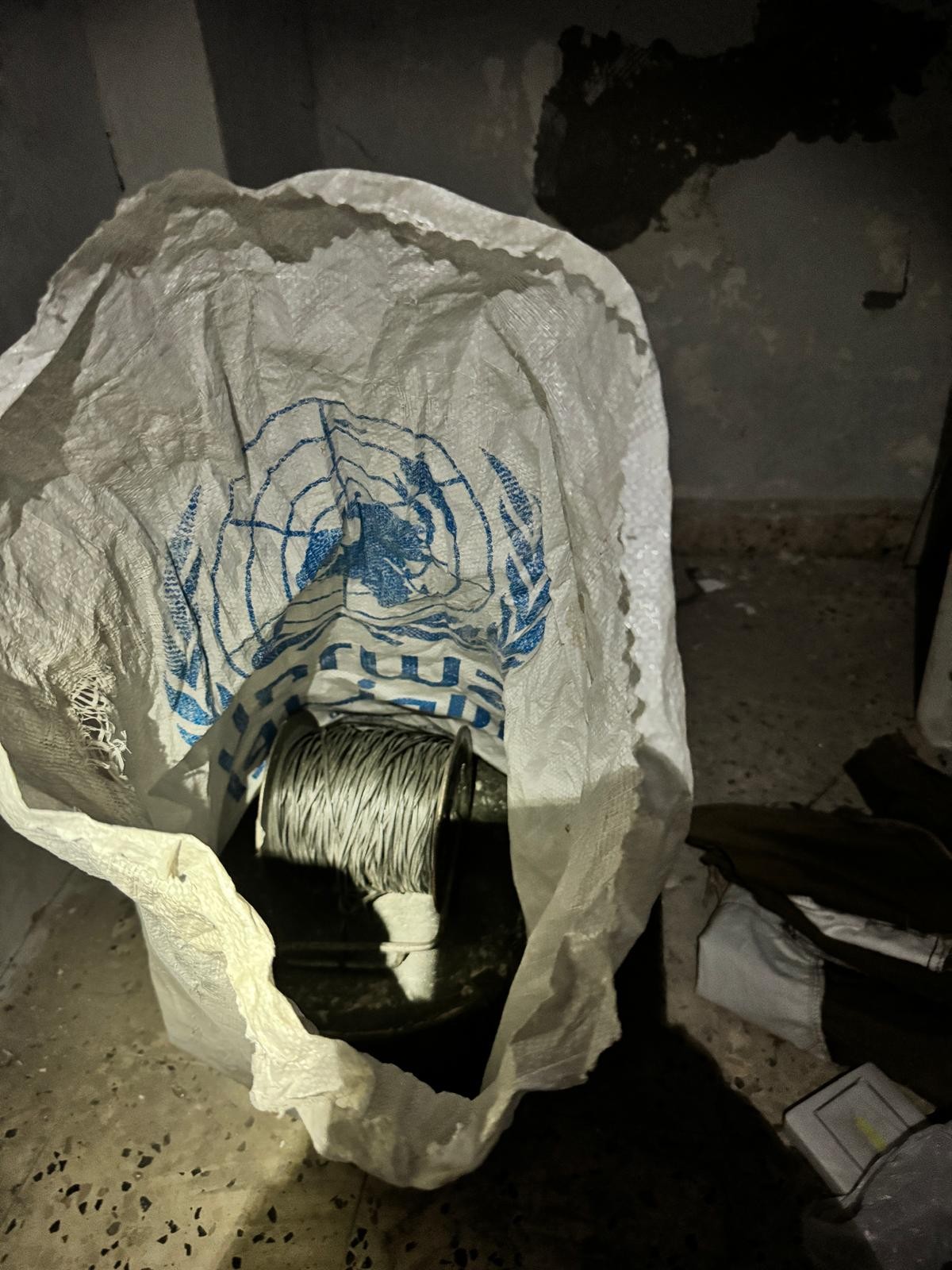 מטענים בשקי אונר"א ואמל"ח בסמוך למתחם בתי ספר | תיעוד