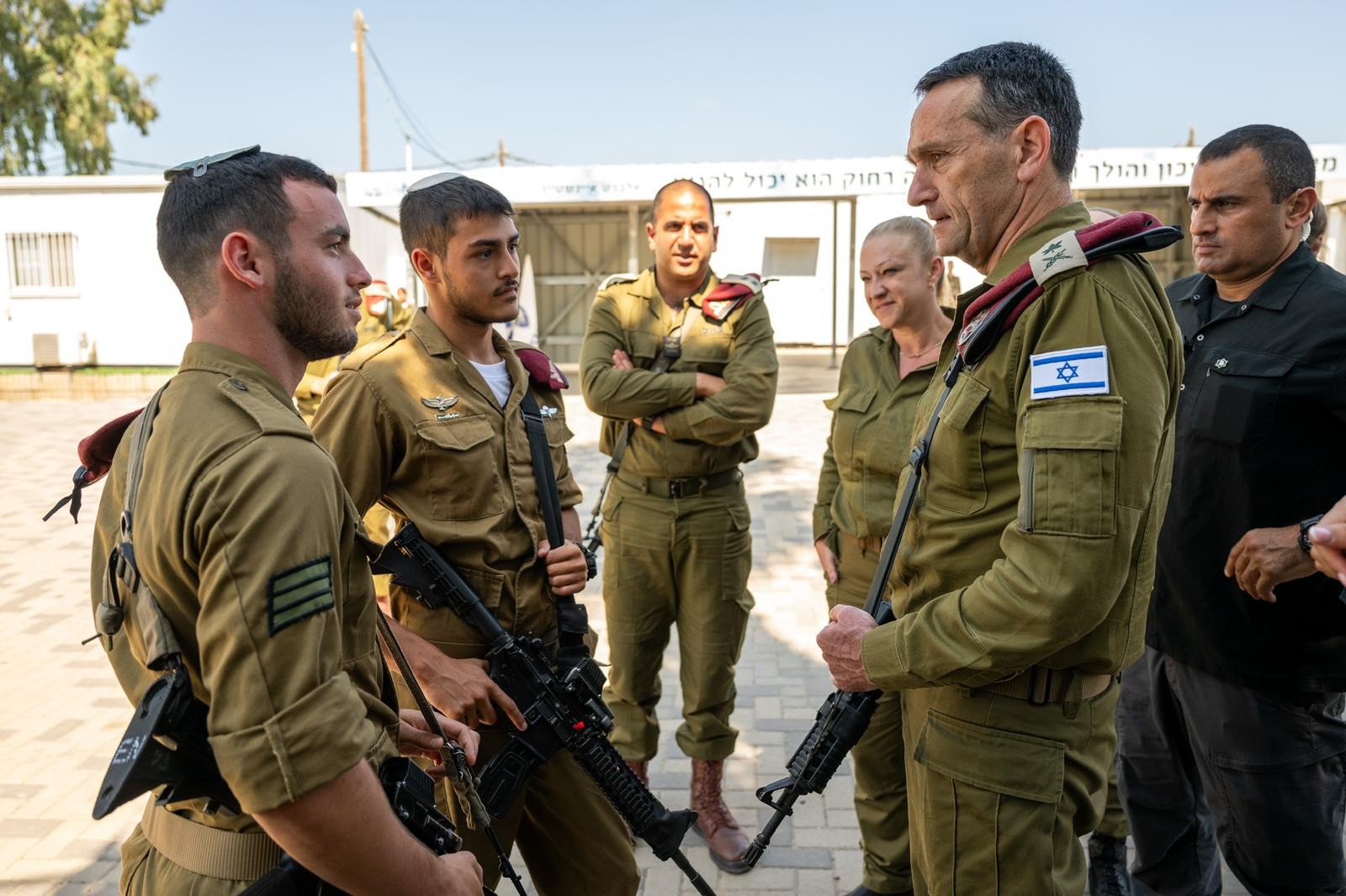 הרמטכ"ל נפגש עם המתגייסים הטריים לצנחנים בבסיס תל השומר | קרדיט: דובר צה"ל
