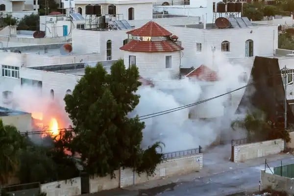 תקיפת בית מחבלים בטולכרם | צילום: רשתות ערביות