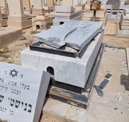 מזעזע: מי השחית את מצבת אביה של הזמרת האהובה?
