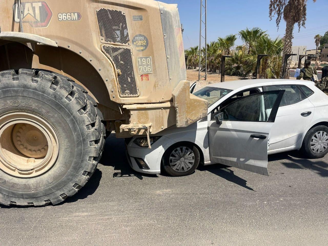 נס בבסיס: שופל צבאי עלה על רכב, הנהגת והנוסעות יצאו ללא פגע