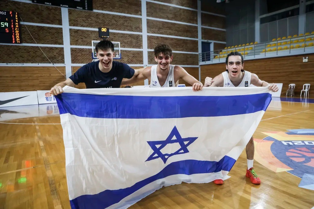 השחקנים עם דגל ישראל | צילום: FIBA