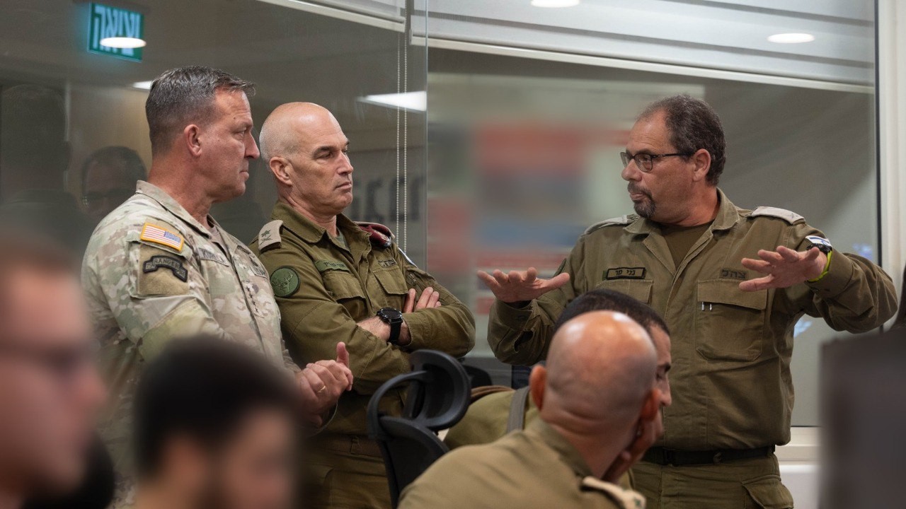 נערכים למלחמה: מפקד פיקוד המרכז של צבא ארה"ב נחת בישראל