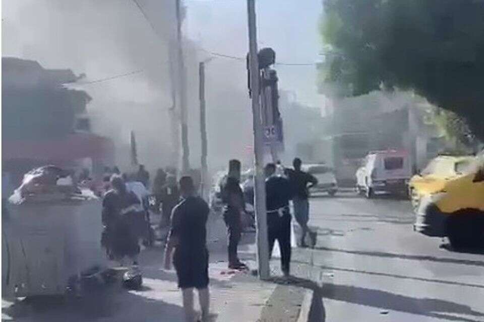 רכב בוער ברחוב ראשי | תיעוד השריפה בעקבות הפיצוץ ברמלה