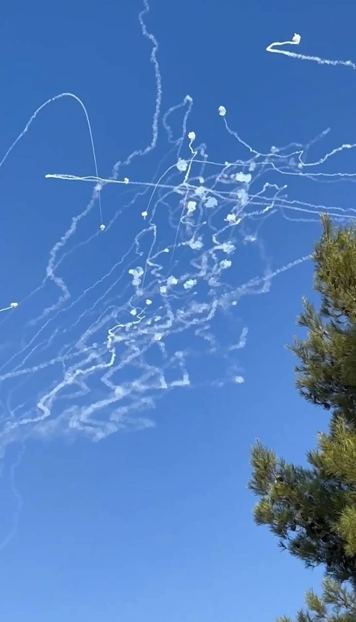 המטח לצפון: עשרות שיגורים; נפילה בביריה ושריפה בכפר שמאי