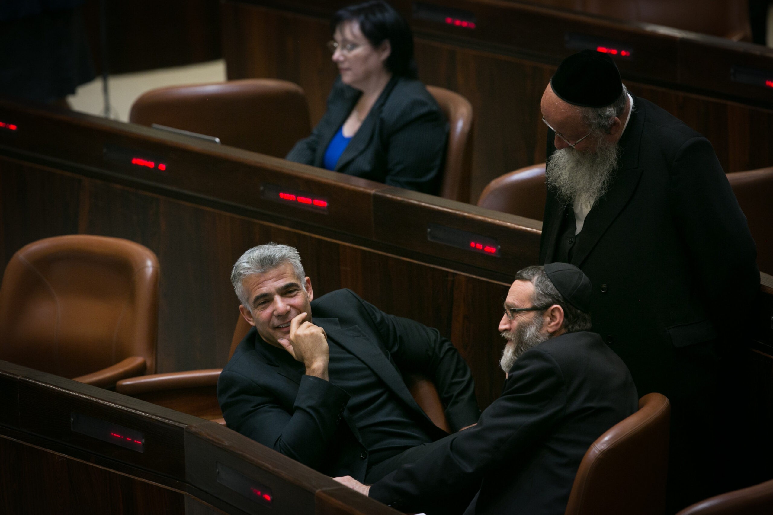 גפני לועג ללפיד: "לא מבין מה זה משטר דמוקרטי כלל"