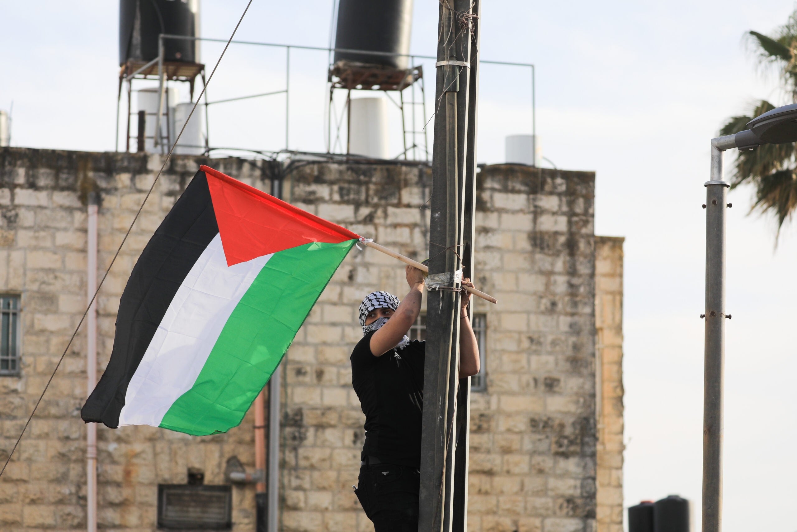 סערה בצפון: דגל אש"ף מופיע באתר של תאגיד המים הציבורי