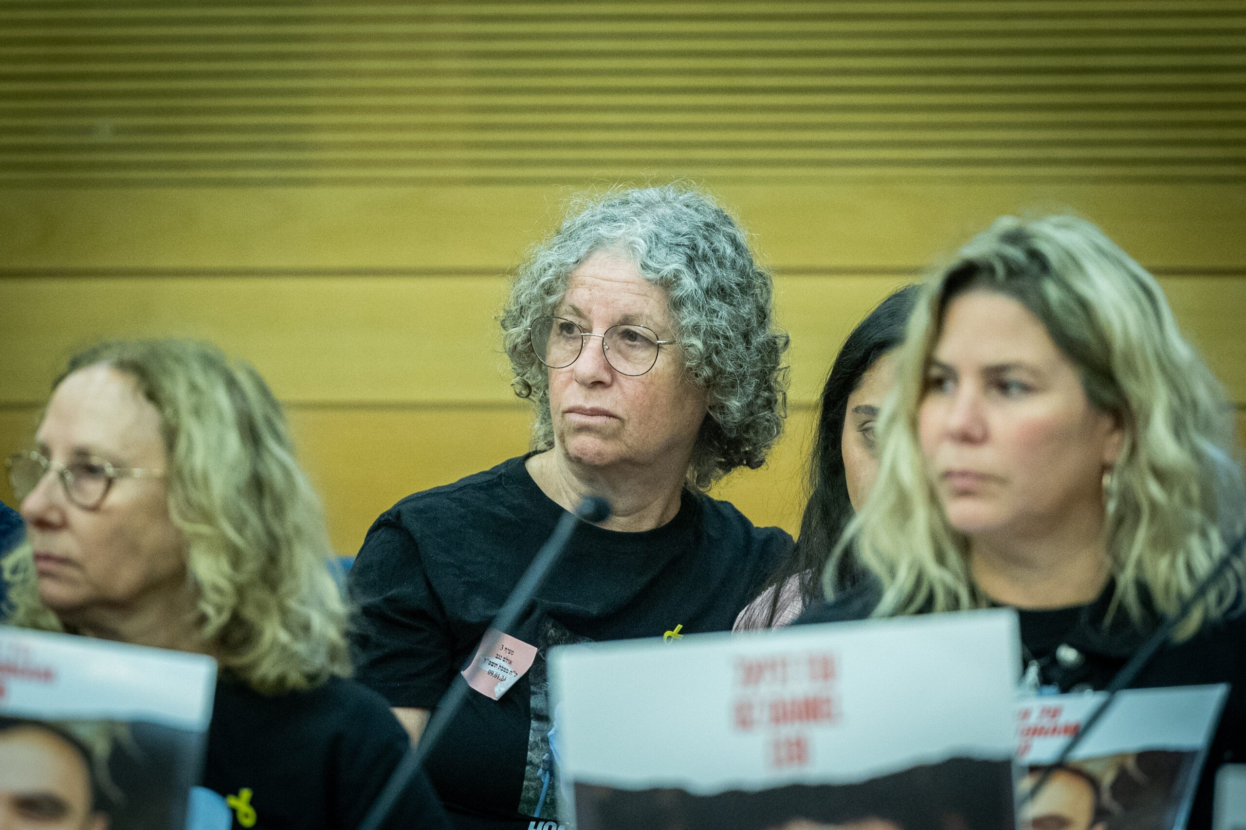 החטופה ששוחררה מעזה חושפת: כך חמאס מפיק את סרטוני החטופים