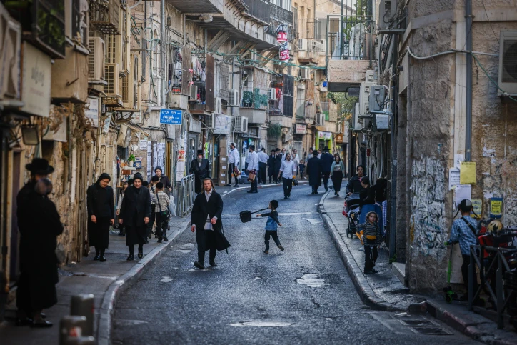 במהלך תפילת שחרית בשבת: תושבת מאה שערים החלה לדקור מתפללים
