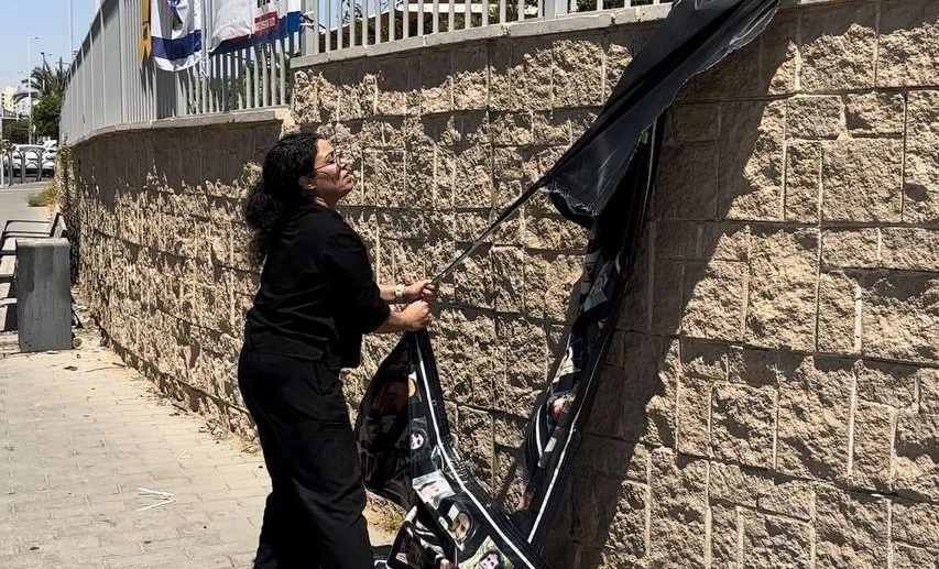 מזעזע: שופטת בדימוס תלשה מודעות של חיילים שנפלו במלחמה