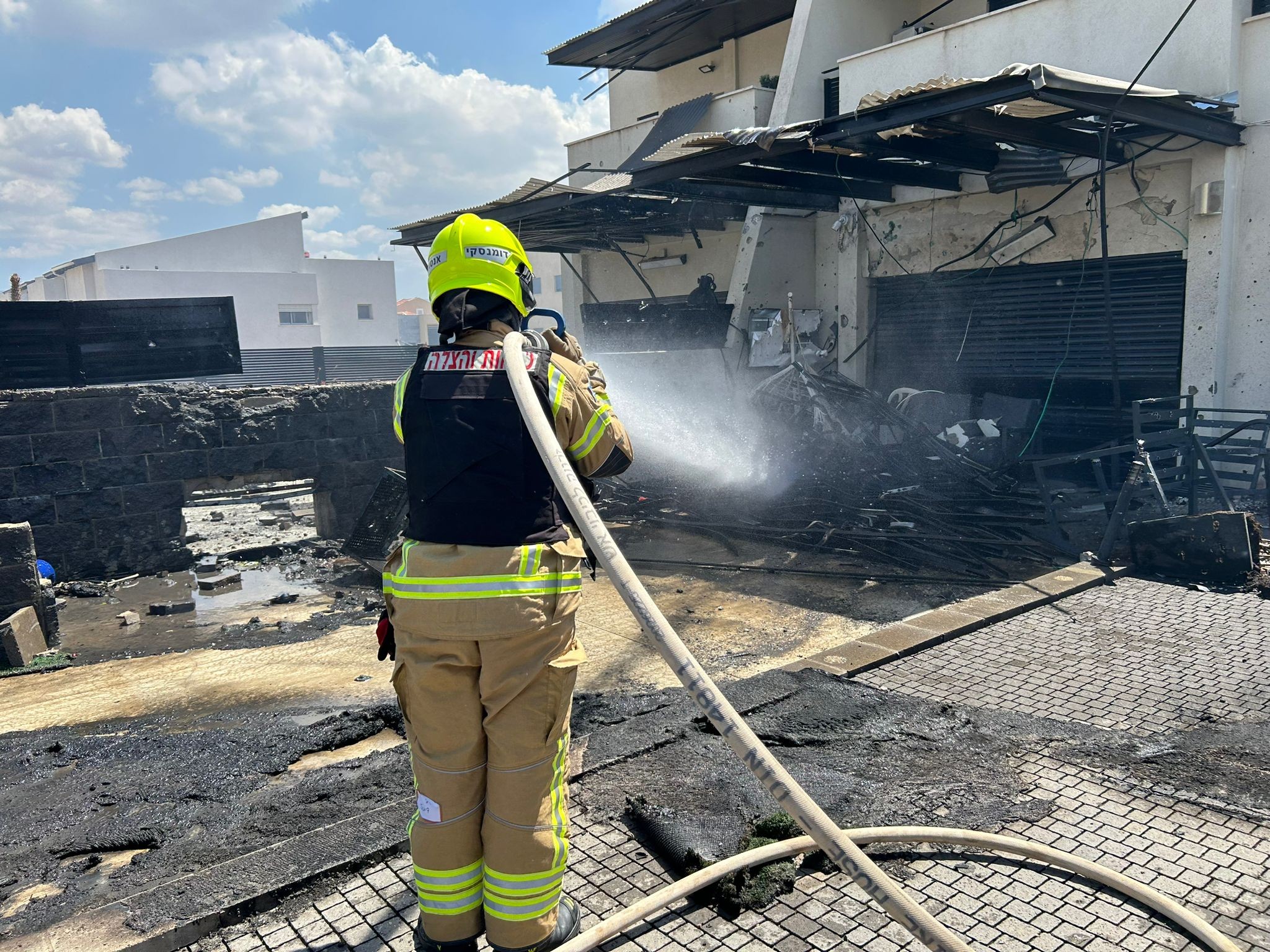 שריפות במספר מוקדים בצפון: תיעוד מזירת הפגיעה בקריית שמונה