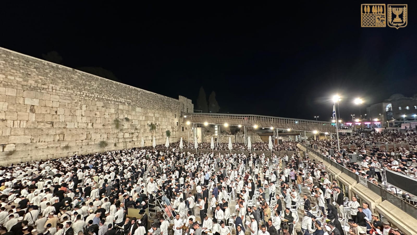 אלפים במעמד הסליחות בכותל המערבי | קרדיט: הקרן למורשת הכותל המערבי.