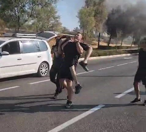 "פתחתי את הדלת בכוח": לוחם אש חילץ אדם מרכב בוער | תיעוד