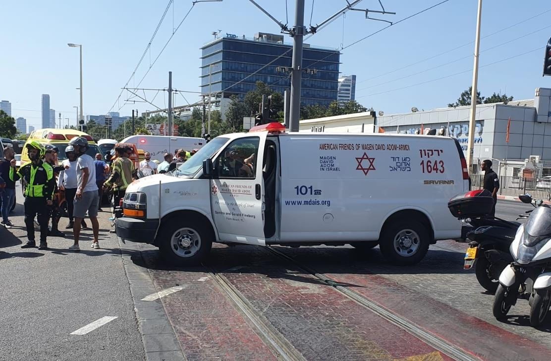 פתח תקווה: הרוג ופצוע קשה בתאונת דרכים בין אופנוע להולך רגל