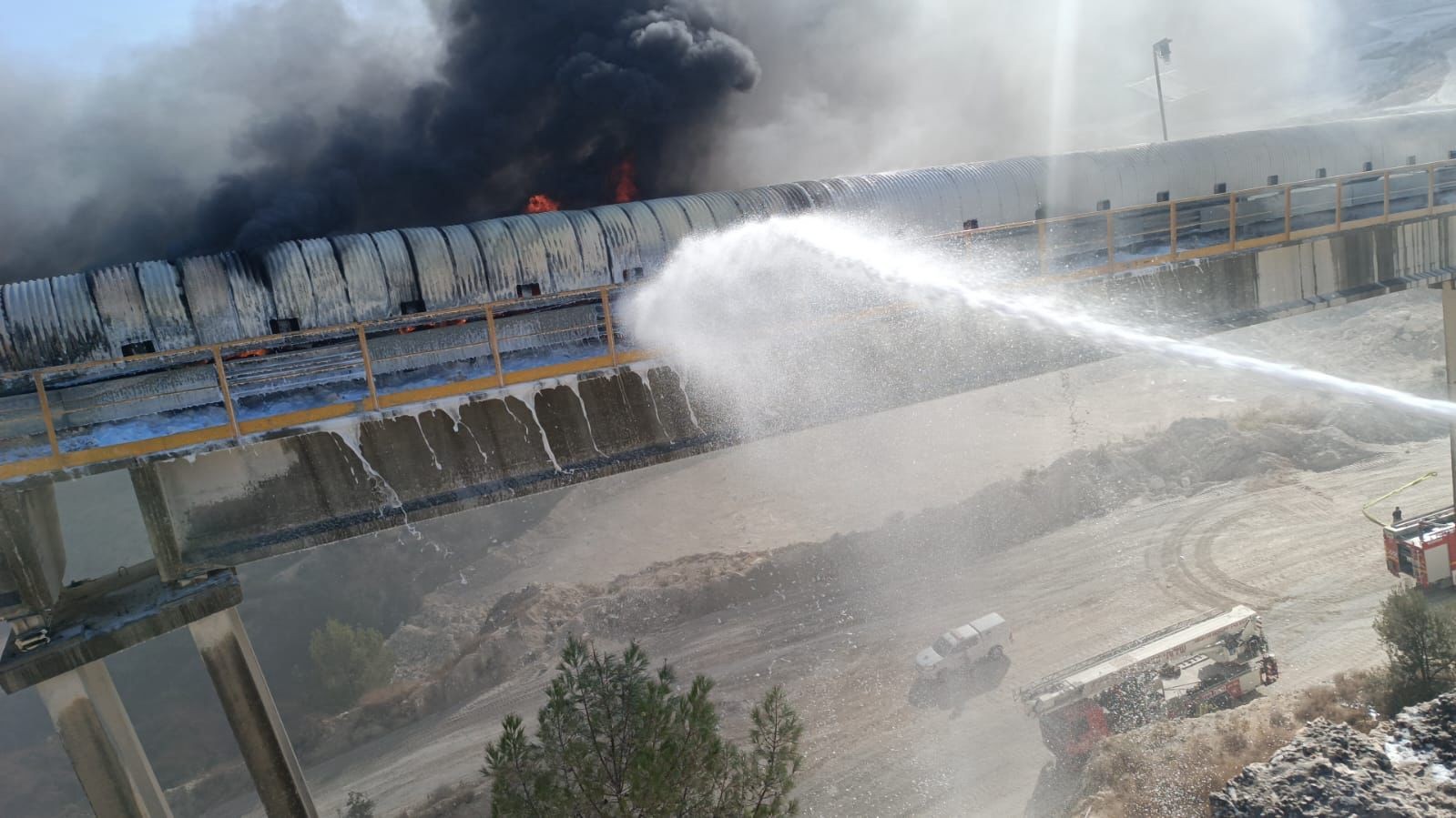 שריפה פרצה במפעל נשר ברמלה במקביל למתקפת החות'ים | תיעוד