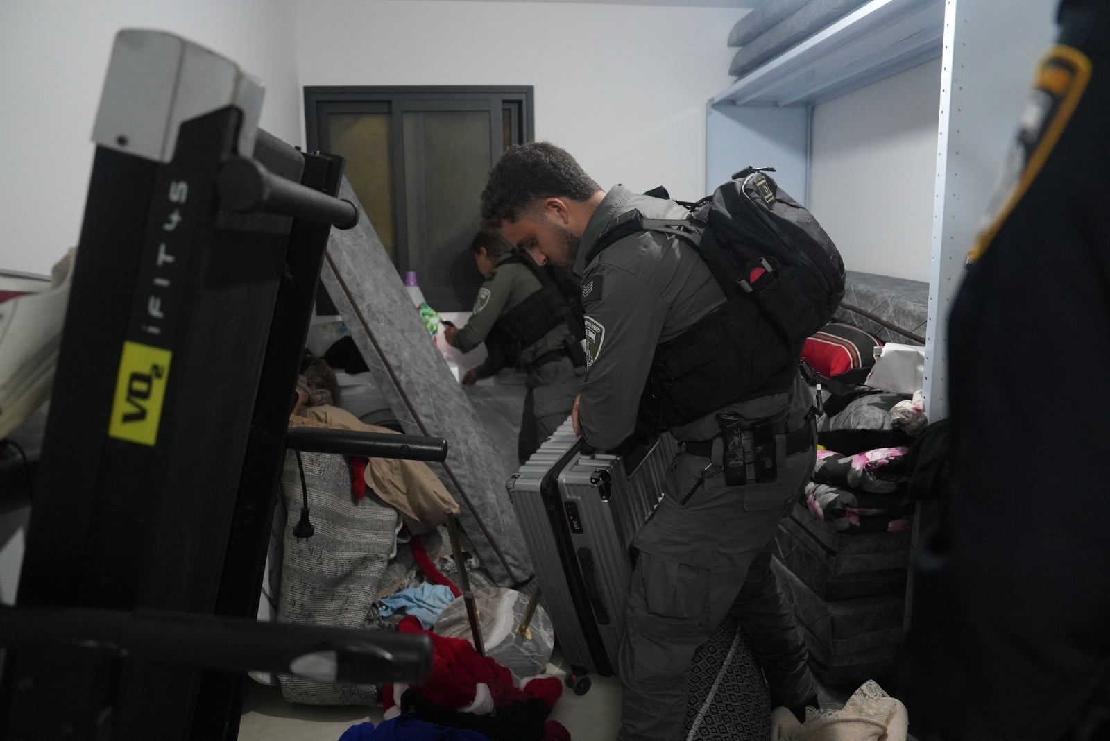 המשטרה פשטה על ביתו של המחבל מערערה שביצע פיגוע בשער שכם