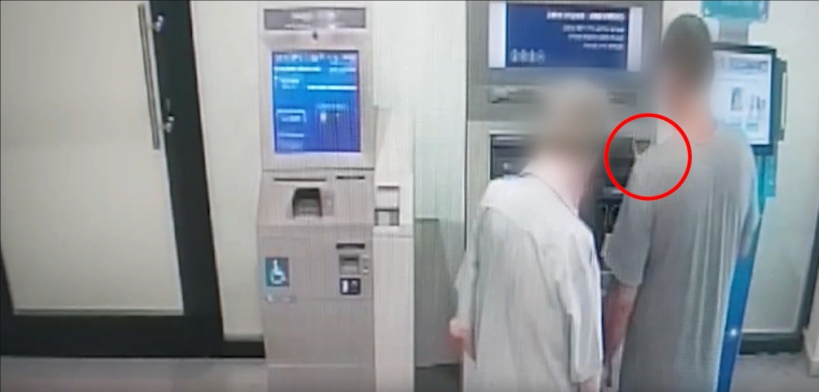 תיעוד | גנב פרטי אשראי מקשישים, ועקץ אותם בעשרות אלפי שקלים