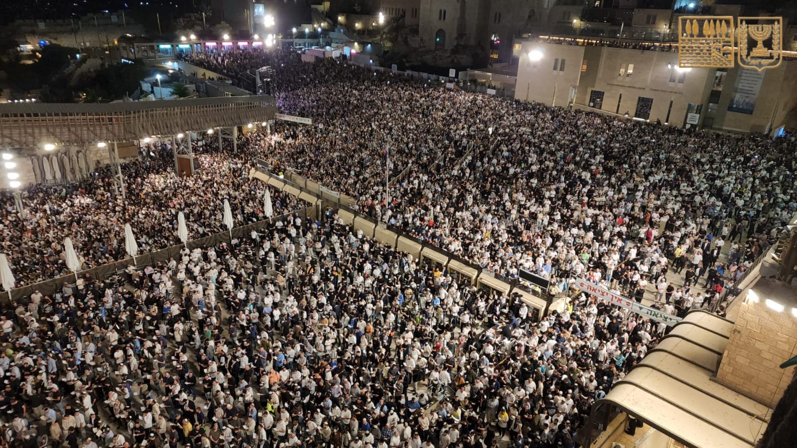 בצל המתיחות בצפון: רבבות השתתפו באמירת סליחות בכותל | צפו