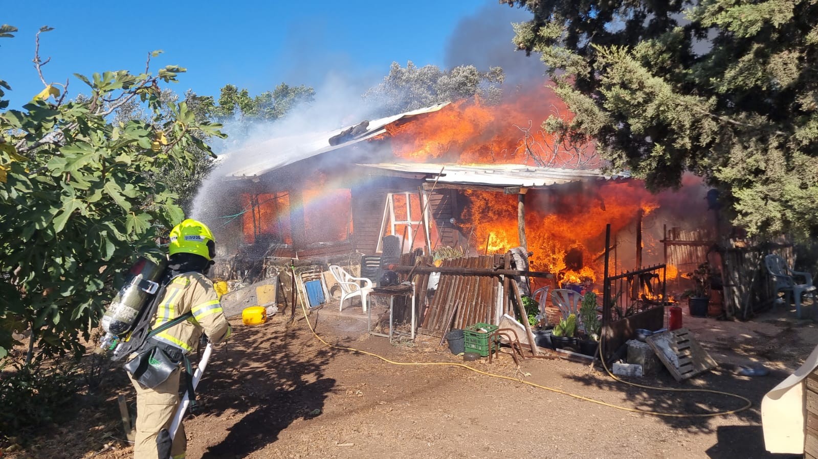 הצפון בוער: פגיעה ישירה בבית, שריפות פרצו במספר מוקדים