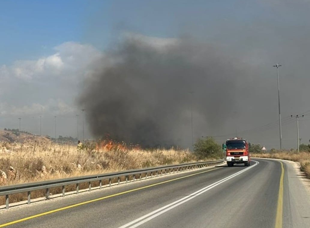 10 צוותי כיבוי פועלים בשריפות שפרצו בגליל בעקבות ירי הרקטות