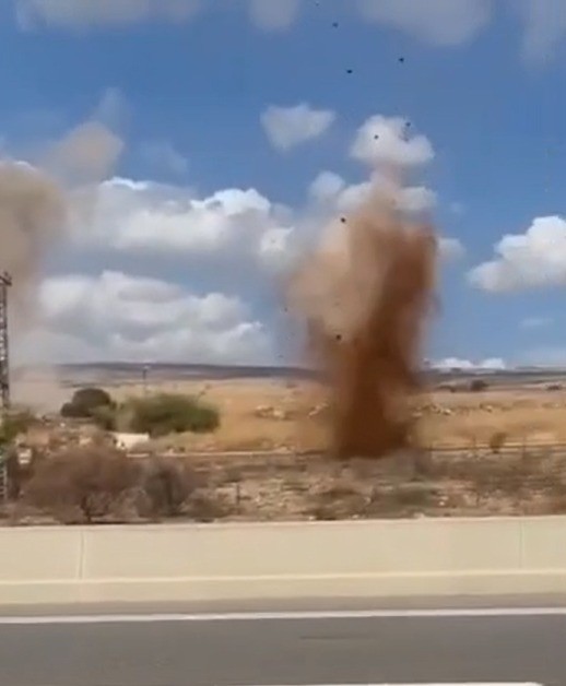 תיעוד דרמטי: רקטות מתפוצצות בזו אחר זו בכבישי הגליל העליון