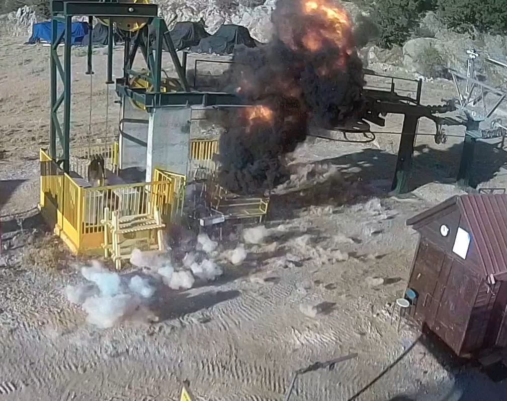פגיעה ישירה ועשן שחור: טיל פגע ברכבל באתר החרמון | תיעוד
