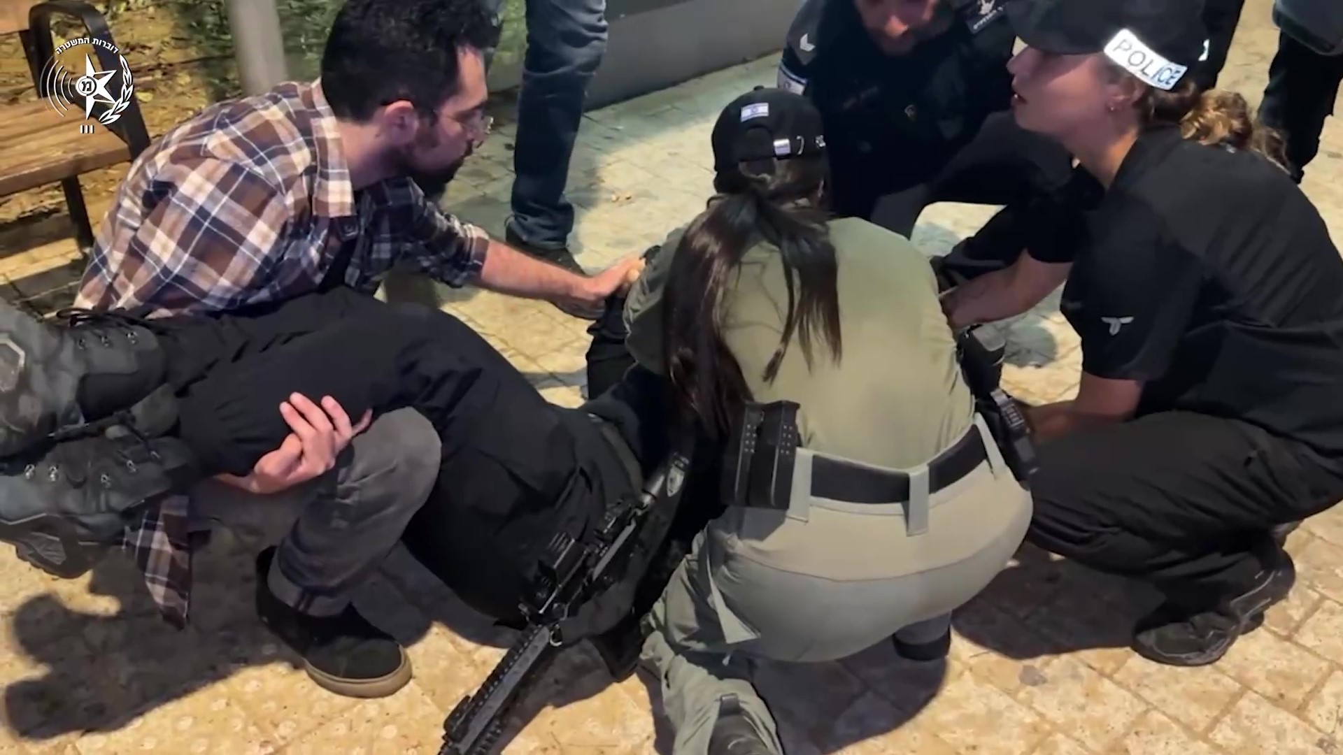 שוטרת איבדה את הכרתה בהפגנת השמאל | צילום: דוברות המשטרה