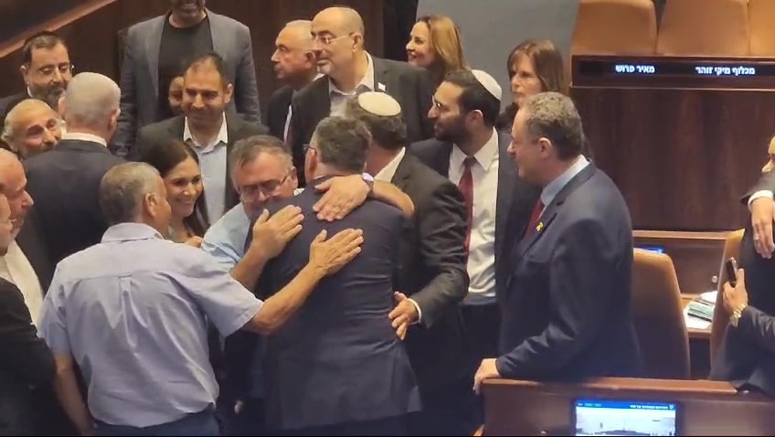 בחיבוקים ונשיקות: כך התקבל סער לאחר השבעתו לשר בממשלה | צפו