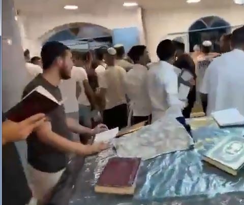 באמירת הסליחות: פיצוצים ויירוטים הרעידו את בית הכנסת בצפת