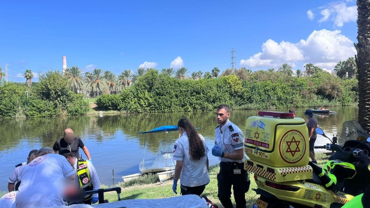 מאמצי החייאה בגבר בן 60, שנמשה מנחל הירקון מחוסר הכרה