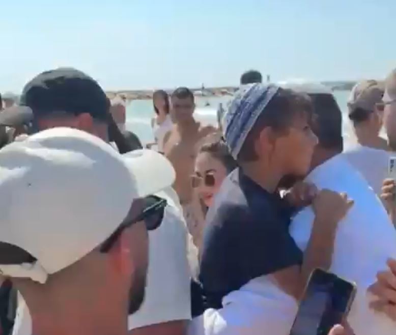 בן גביר עם בנו בחוף גאולה | צילום: שימוש לפי סעיף 27 א'