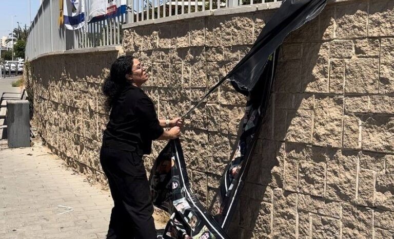 תלונה הוגשה במשטרה נגד השופטת בדימוס שתלשה שלטי חללים