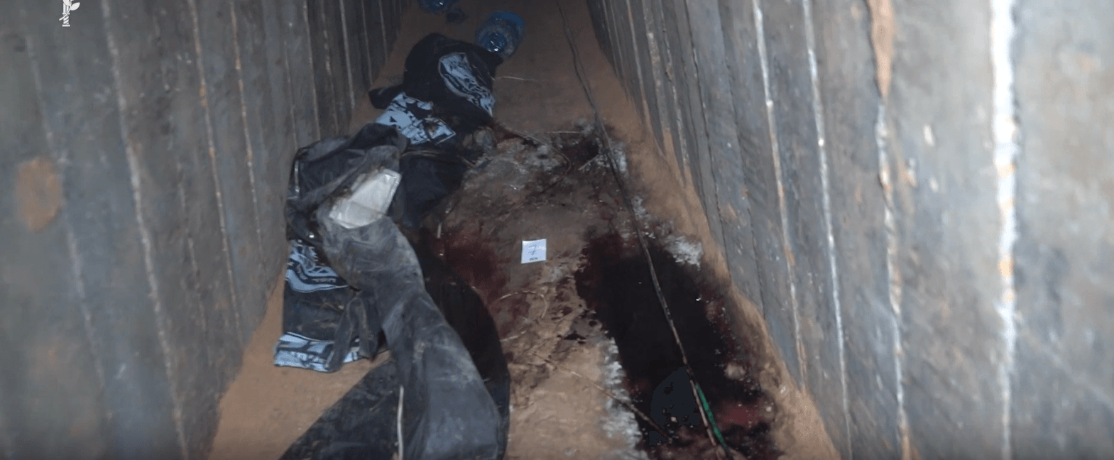 כתם דם גדול ובקבוקי שתן: תיעוד מהמנהרה בה נרצחו החטופים