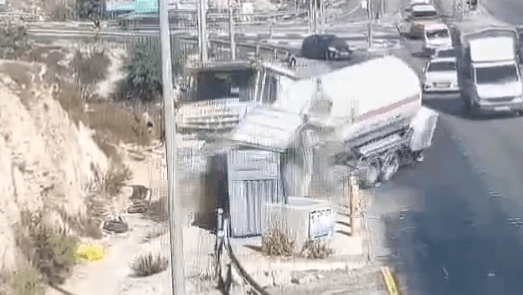 המשאית נכנסת בעוצמה בחייל: תיעוד קשה לצפייה מהפיגוע בבנימין