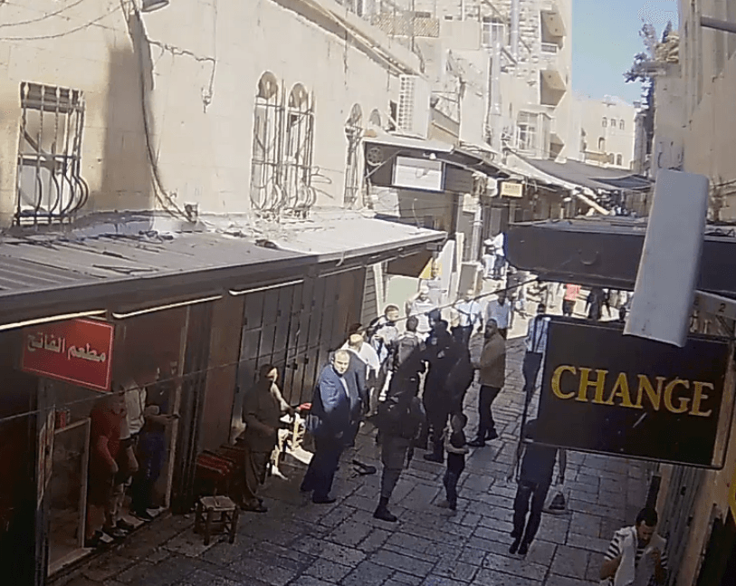 ערבי זרק בקבוק זכוכית על יהודי – ונתבע בעשרות אלפי שקלים