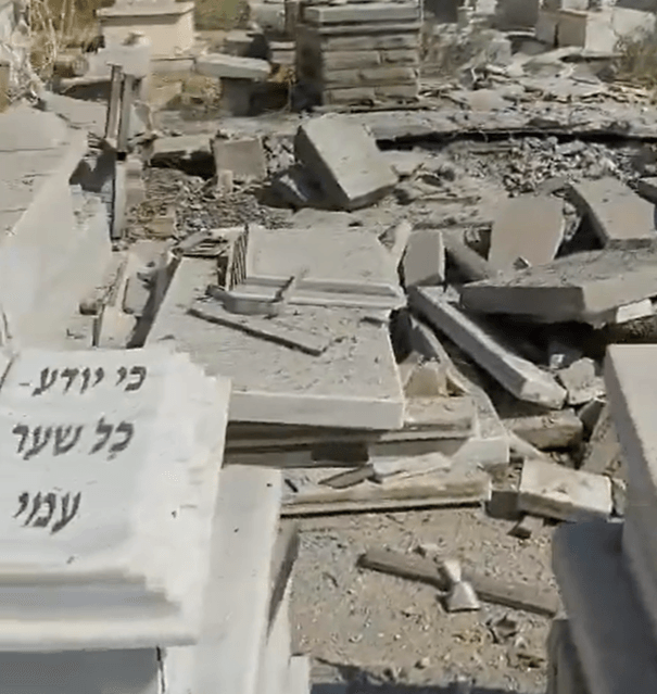 שברי קברים, עשן והרס מוחלט - תיעוד קורע לב מבית העלמין בק"ש