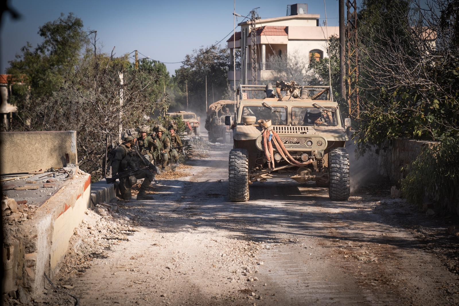 שתי אוגדות מתמרנות בלבנון, 150 יעדי חיזבאללה הותקפו מהאוויר