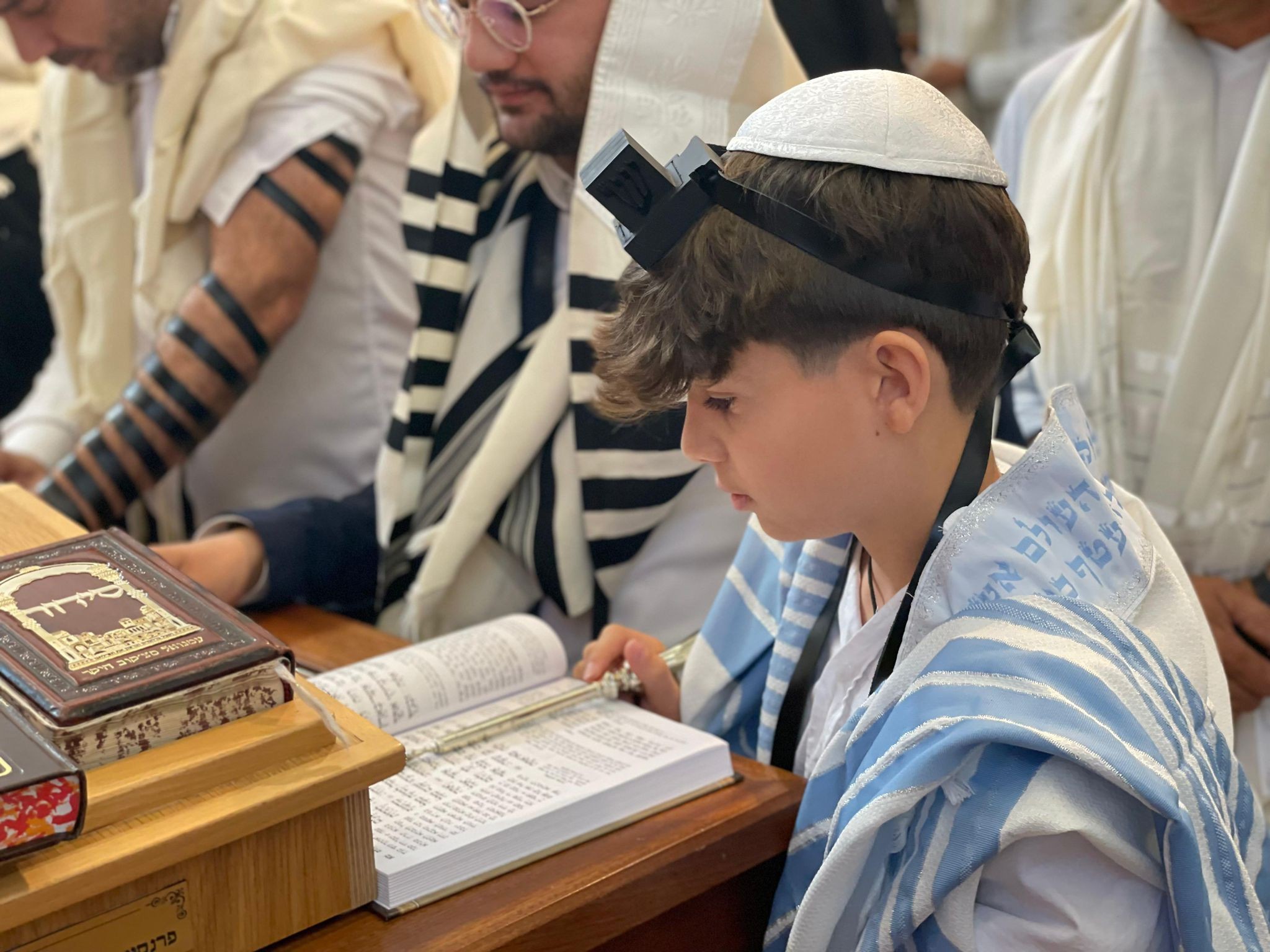 ארז קלדרון שחזר מהשבי עלה לתורה, אביו עופר - עדיין בעזה