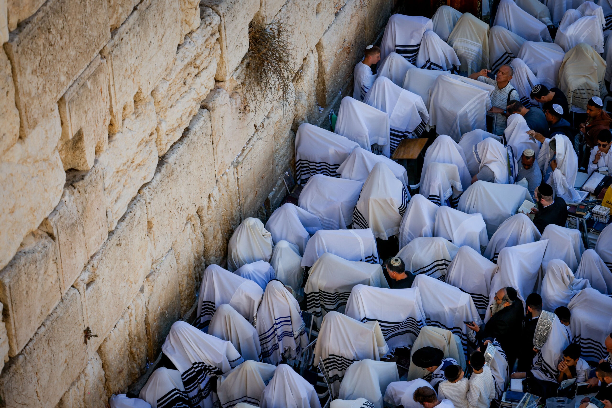 לא תנצחו אותנו: אלפים השתתפו בברכת הכהנים המסורתית בכותל