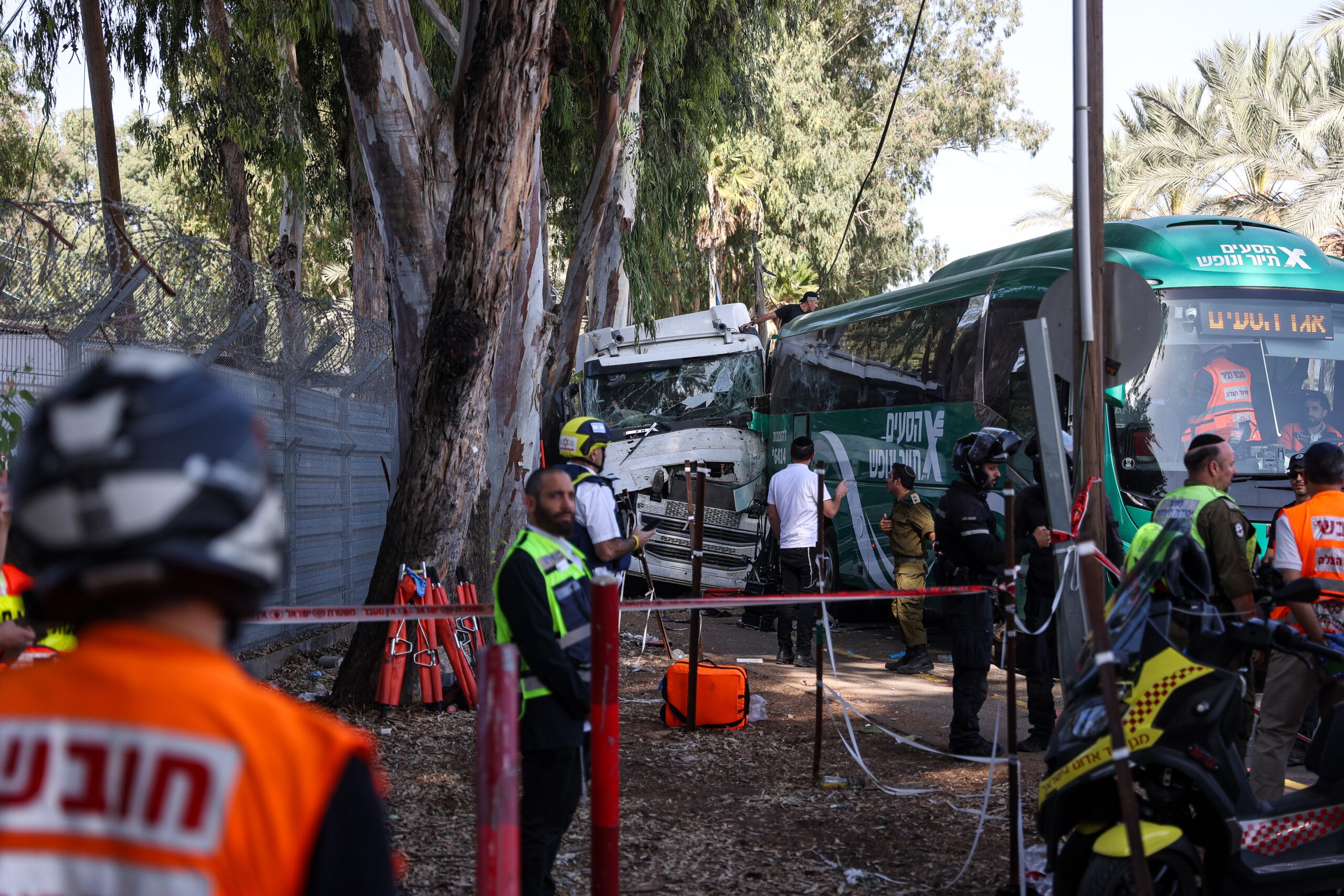 קרוב ל-40 פצועים בפיגוע דריסה סמוך לגלילות, המחבל נוטרל