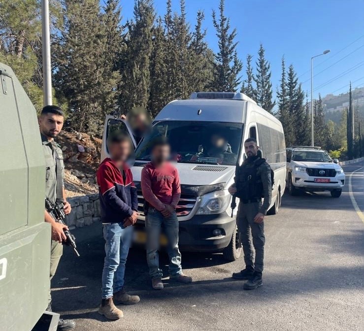 רכב שנשא כרזות הקוראות להשבת החטופים הבריח שב"חים